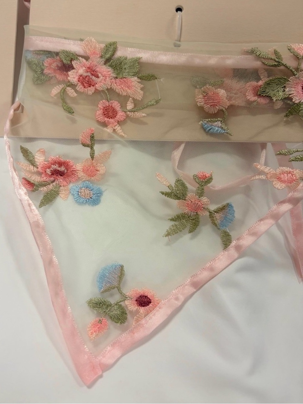 NWT βοΈπΈβοΈ Piper K Floral Embroidered Mesh Head Scarf Bandana - Picture 3 of 5